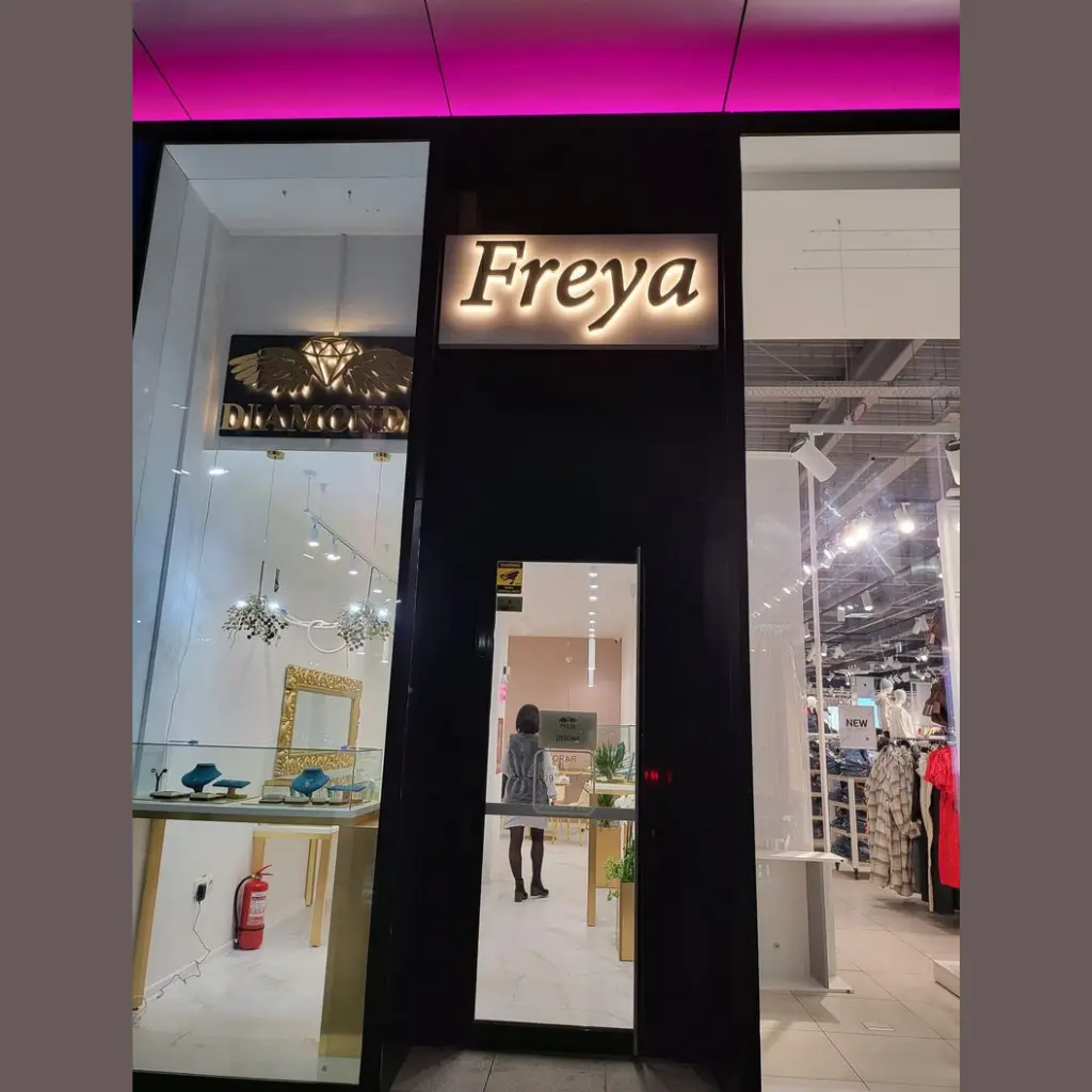 e/5 - Litere volumetrice luminoase cu efect halou Freya.